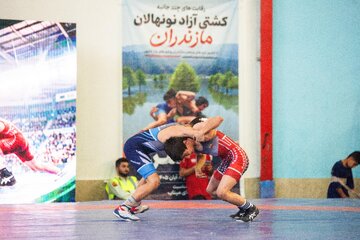 جشنواره کشتی آزاد نوجوانان به مناسبت گرامیداشت شهدای میناب