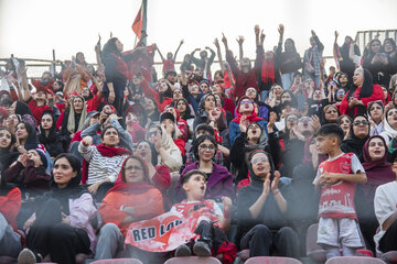 هوارداران تیم فوتبال پرسپولیس تهران در استادیوم شهید وطنی قائمهشر