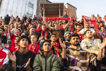 هوارداران تیم فوتبال پرسپولیس تهران در استادیوم شهید وطنی قائمهشر