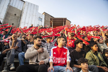 هوارداران تیم فوتبال پرسپولیس تهران در استادیوم شهید وطنی قائمهشر