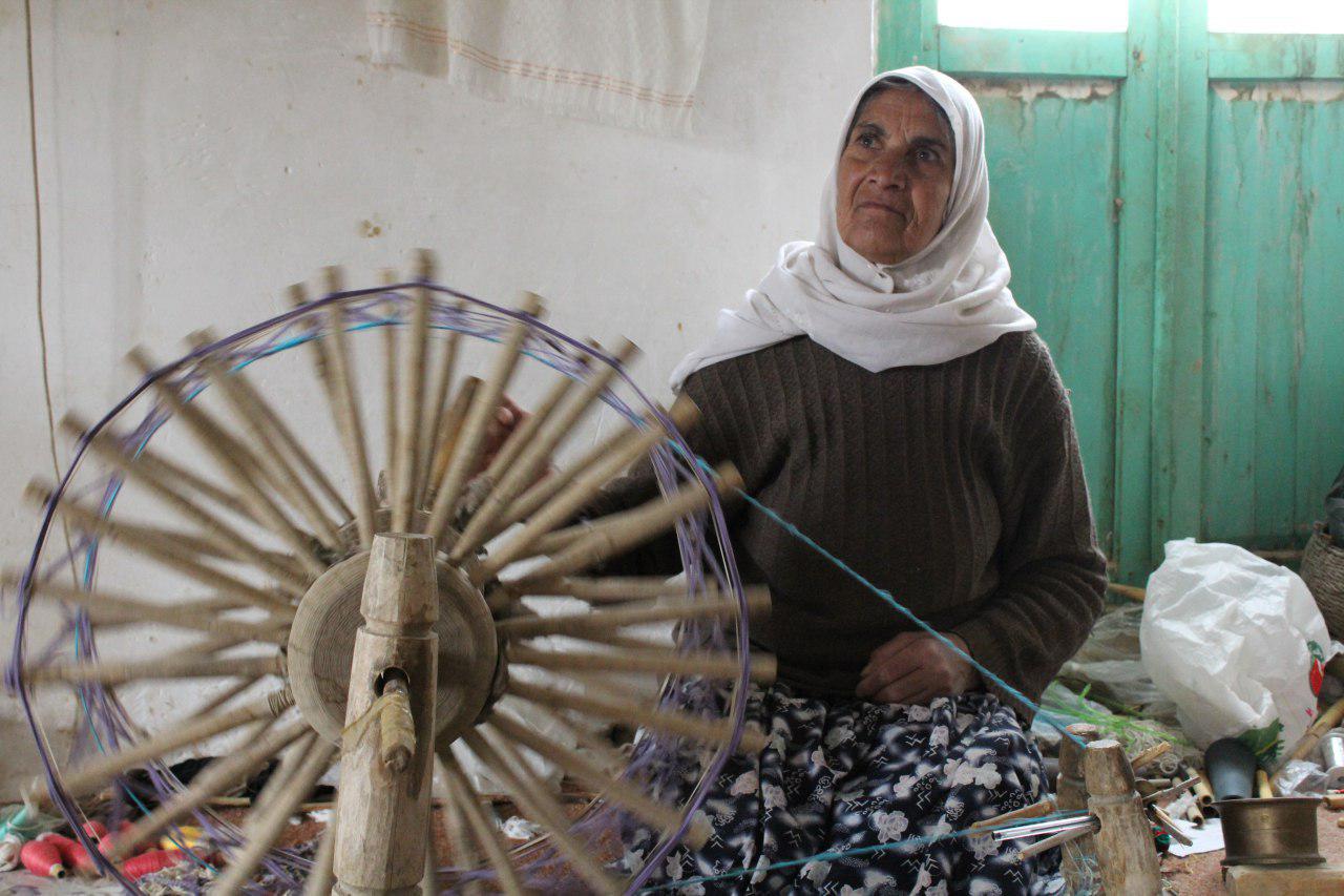  احیای هنر پارچه بافی سنتی در دستان زنان خراشاد