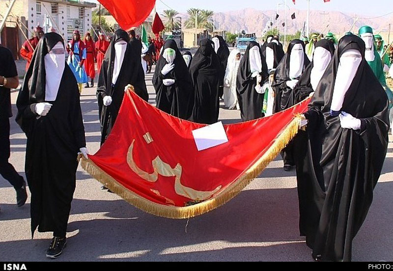 پرچم سرخ حسینی در دو‌برجی داراب به اهتزاز درآمد - ایسنا