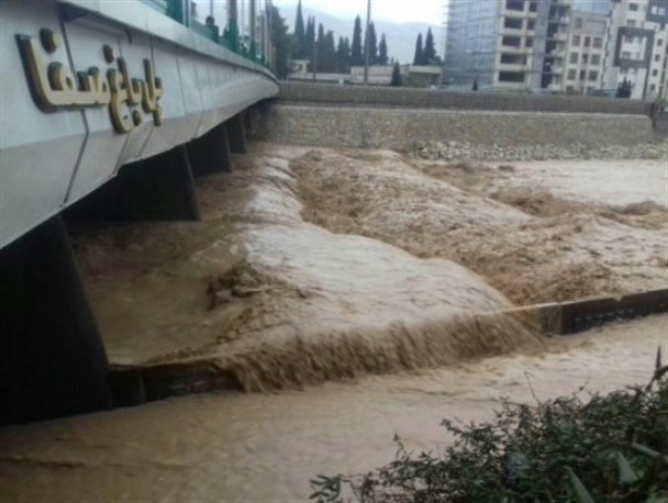 شدت گرفتن بارش باران در شیراز/
لزوم توجه شهروندان به هشدارها