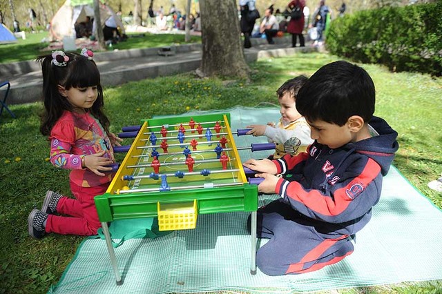 روابط افراد با دیگران به تربیت دوران کودکی بستگی دارد 57352470