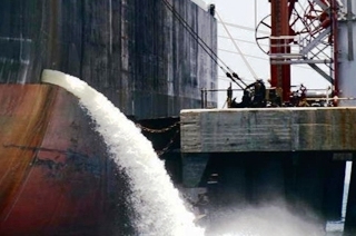 تخلیه آب توازن آلوده در خلیج فارس - ایسنا