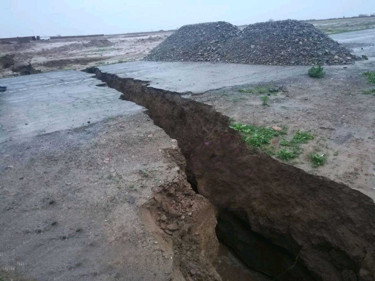 فرونشست زمین موجب مسدود شدن محور شهرآباد به فیروزآباد شد/ 20 نقطه بردسکن مستعد جاری شدن سیل 