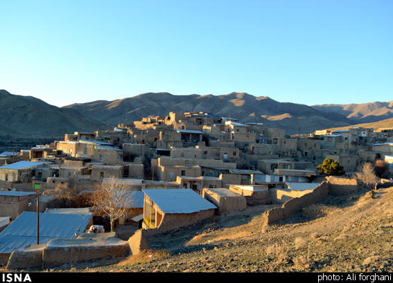 نیوشت، روستای بادام‌های کوهی و منظره دماوند