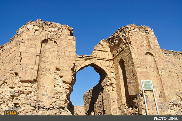 قلعه سنگی قم، بنایی بجا مانده از دل تاریخ در بطن کویر