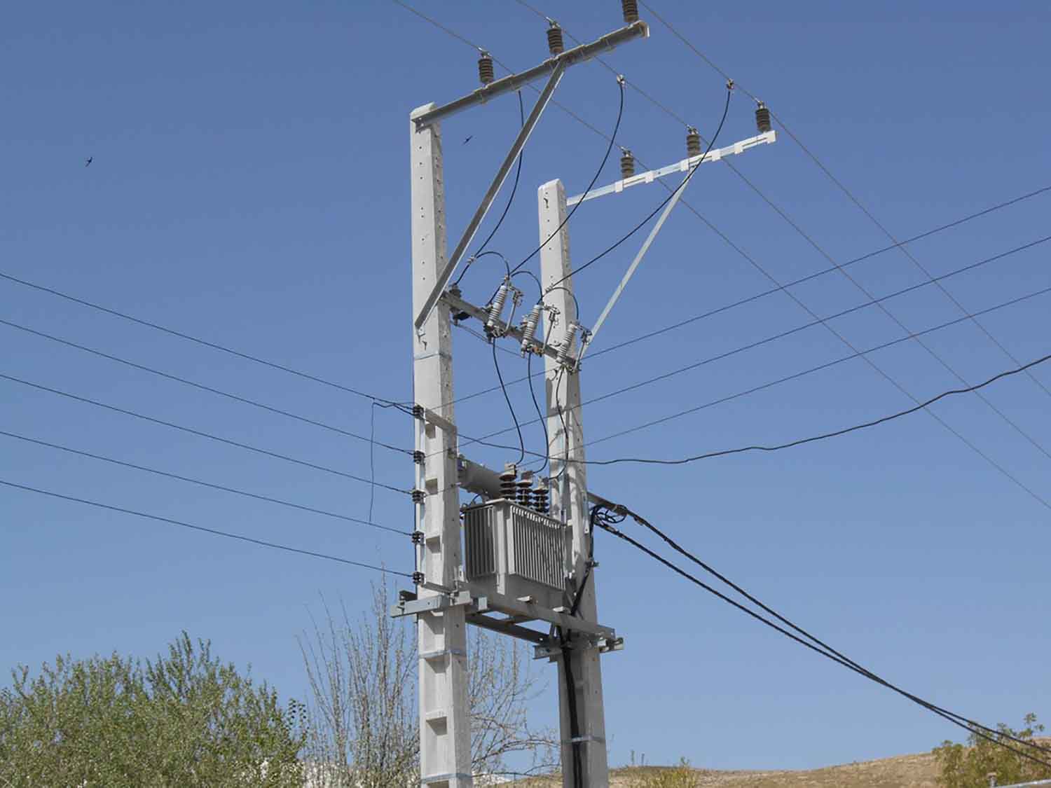 آغاز اجرای بهینه‌سازی و توسعه شبکه‌های برق رسانی در شهرستان اردل