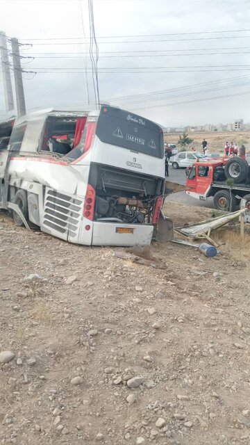 دو فوتی در پی واژگونی اتوبوس تبریز-تهران در البرز/علت خواب‌آلودگی راننده
