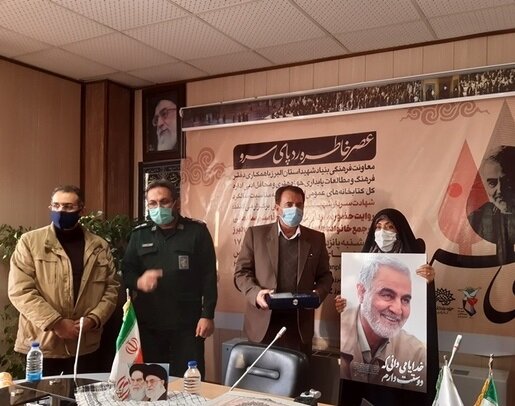 رونمایی از لوح یادبود دست خط پیام سردار سلیمانی به جوانان استان البرز