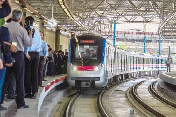 
روزانه ۱۰۰ هزار نفر بین تهران و کرج جابجا می‌شوند/مترو دیگر جوابگو نیست