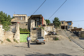 برخی اهالی می‌گویند بالای ۲۰ سال در اینجا ساکن هستند ولی هیچ وقت توان مالی آن‌ها امکان خروج از محله «خط چهار حصار» را برایشان فراهم نکرده است.