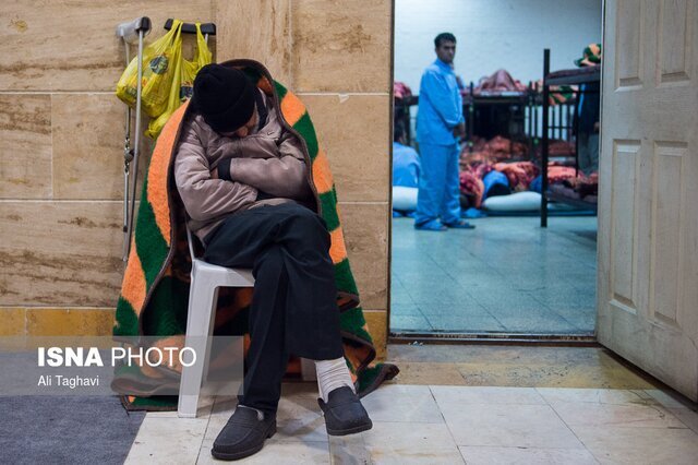 آماده‌سازی یک سوله برای پذیرش کارتن‌خواب‌ها در کرج