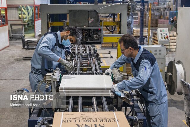 با لیسانس و فوق لیسانس لباس کارگری میپوشید؟ با لیسانس و فوق لیسانس لباس کارگری میپوشید؟