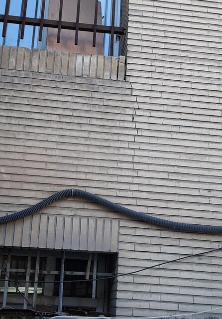 ترک خوردن ساختمان تأمین اجتماعی در کرج!