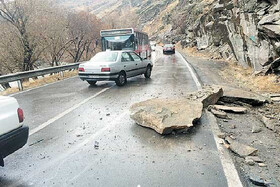 خطر ریزش سنگ و بهمن در جاده چالوس