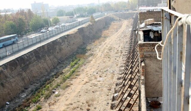 دستور فرماندار کرج برای تخلیه فوری منازل اطراف گود حصارک دستور فرماندار کرج برای تخلیه فوری منازل اطراف گود حصارک