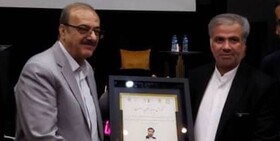 اهدای لوح زرین به مدیرکل روابط عمومی استانداری البرز