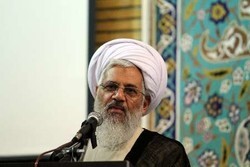 استقامت تنها راه نجات کشور است