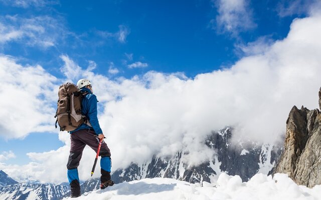 نجات کوهنورد آسیب‌دیده از قله سبلان