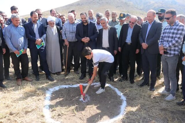 پروژه احداث استخر ذخیره آب کشاورزی در روستای کرندق _ شهرستان کوثر کلنگ زنی شد