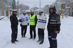 خدمت رسانی پلیس راهنمایی و رانندگی استان اردبیل در روزهای برفی