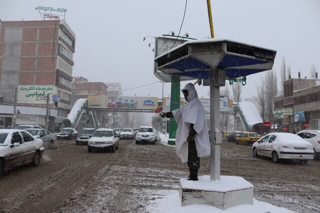 خدمت رسانی پلیس راهنمایی و رانندگی استان اردبیل در روزهای برفی