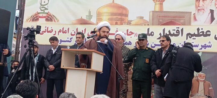 عزت ایران قابل معامله نیست/ ملت ایران کمر ابرقدرت‌ها را شکسته است