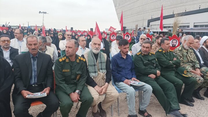 استقامت و هوشیاری، راهکار مقابله با توطئههای دشمن