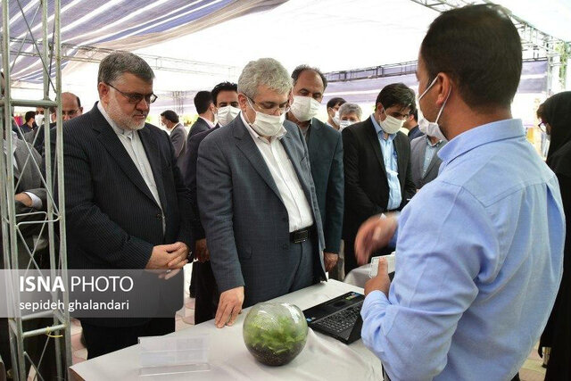 بازدید ستاری از نمایشگاه واحدهای فناور خراسان جنوبی