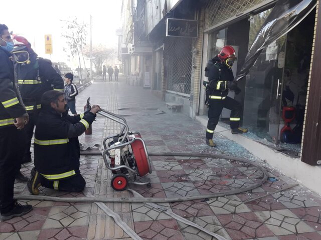 خسارت مالی وسیع به دو مغازه در بیرجند طی آتش سوزی