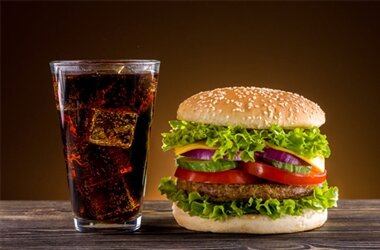 غذاهایی که پیرتان میکنند غذاهایی که پیرتان میکنند