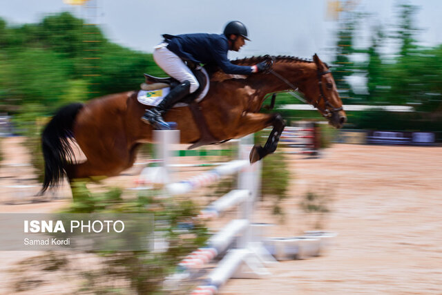 سوارکارانی که در پیست مشکلات اسب دوانی میکنند