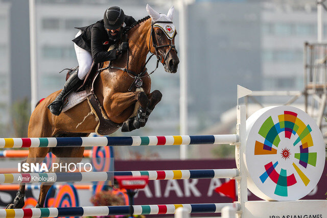 سوارکارانی که در پیست مشکلات اسب دوانی میکنند