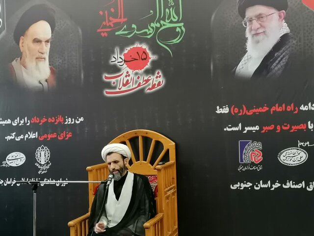 باید از هویت زدایی انقلاب توسط دشمن جلوگیری کنیم