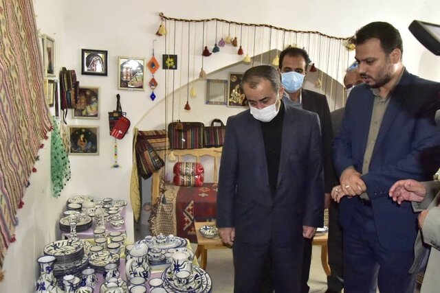 بازدید استاندار خراسان جنوبی از بازارچه صنایع دستی خراشاد