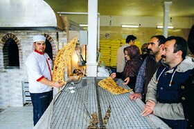 وقتی وزن چانه کرونا از وزن چانه نان در نانوایی ها سنگین تر است