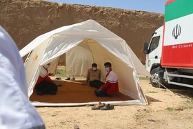 توزیع ۲۰۰ چادر و ۱۸۰۰ بسته غذایی توسط هلال احمر خراسان شمالی در مناطق زلزله زده
