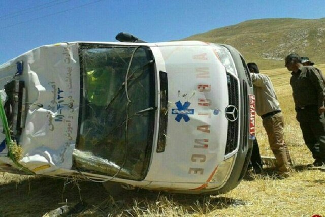 آمبولانس دانشگاه علوم پزشکی خراسان شمالی در حین ماموریت واژگون شد