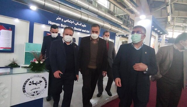 محمدرضا حسین نژاد در بازدید از نمایشگاه دستاوردهای جهاد دانشگاهی با همراهی رئیس جهاد دانشگاهی نمایشگاه دستاوردهای جهاد دانشگاهی، محلی برای جست و جوی راه حل مشکلات استان ها