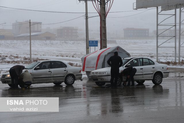 امداد رسانی نیروهای هلال احمر خراسان شمالی  به خودروهای گرفتار در برف 