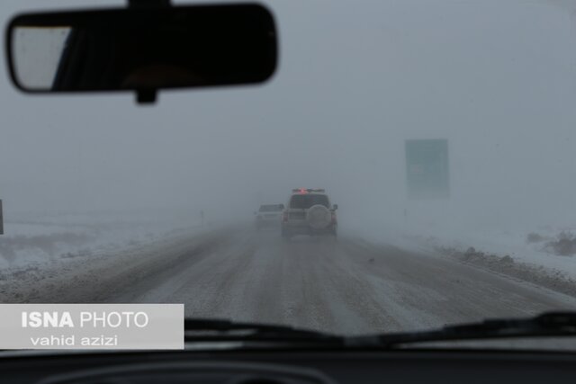امداد رسانی نیروهای هلال احمر خراسان شمالی به خودروهای گرفتار در برف