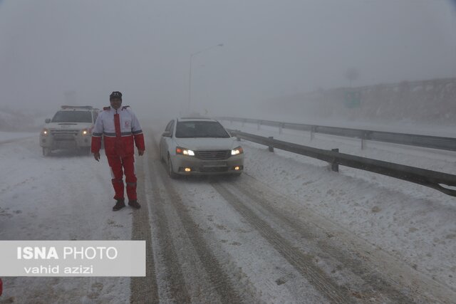 امداد رسانی نیروهای هلال احمر خراسان شمالی به خودروهای گرفتار در برف