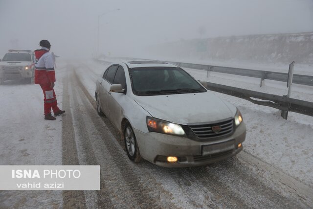 امداد رسانی نیروهای هلال احمر خراسان شمالی به خودروهای گرفتار در برف