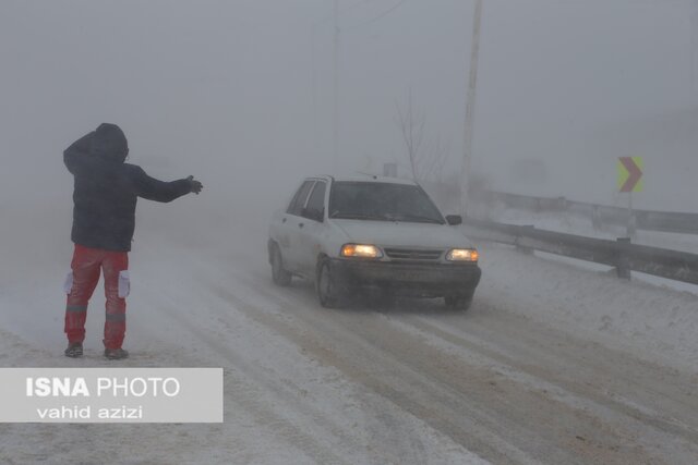 امداد رسانی نیروهای هلال احمر خراسان شمالی به خودروهای گرفتار در برف