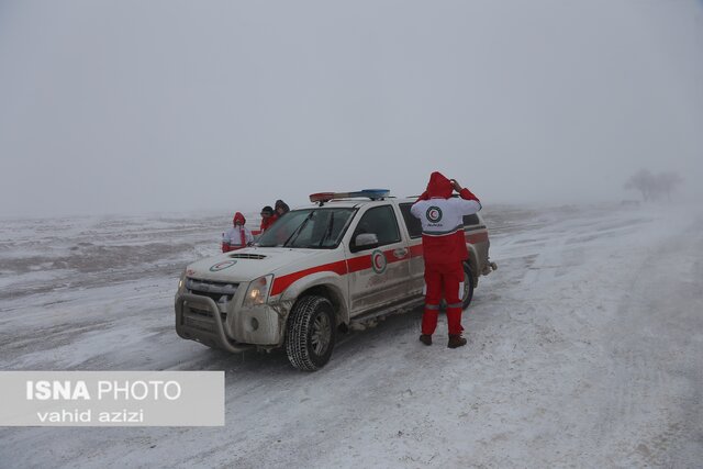 امداد رسانی نیروهای هلال احمر خراسان شمالی به خودروهای گرفتار در برف
