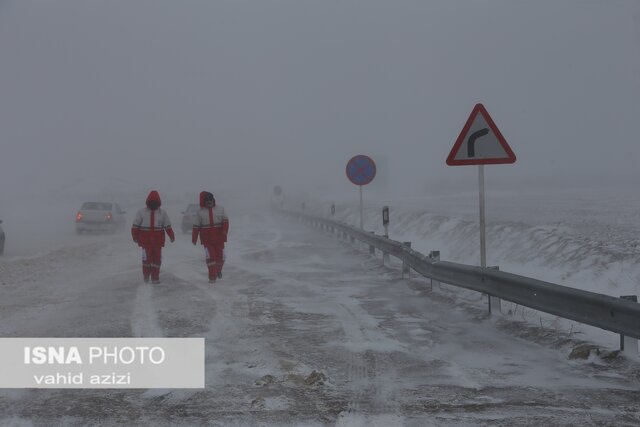امداد رسانی نیروهای هلال احمر خراسان شمالی به خودروهای گرفتار در برف