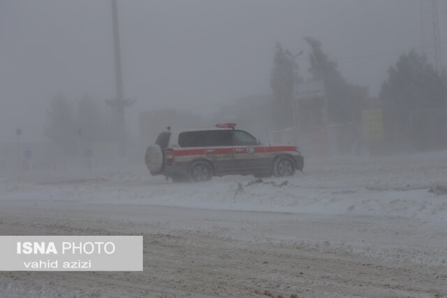 امداد رسانی نیروهای هلال احمر خراسان شمالی به خودروهای گرفتار در برف