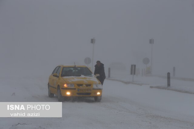 امداد رسانی نیروهای هلال احمر خراسان شمالی  به خودروهای گرفتار در برف 